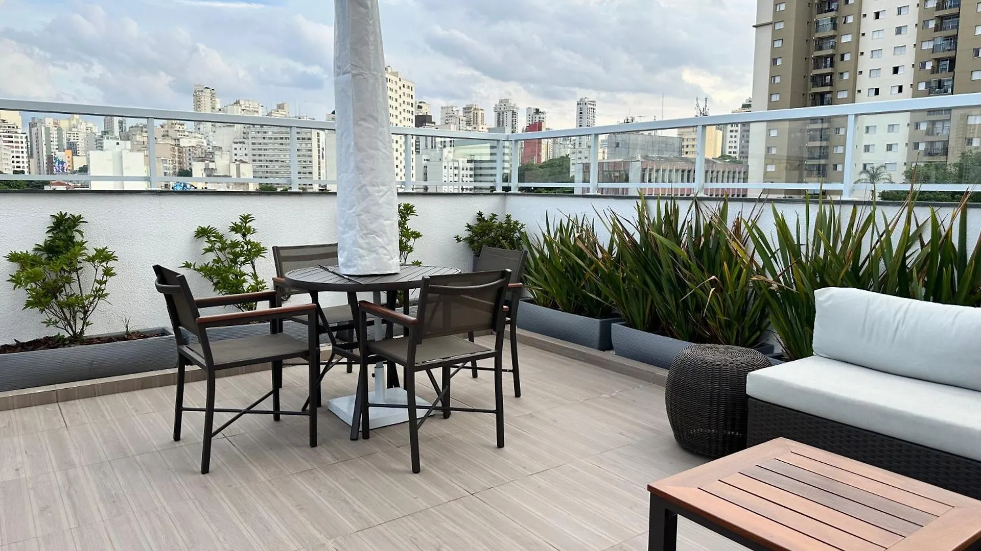 Apartamento Decorado Com Sacada No Polo Cultural E Eventos Da Cidade De Sao Paulo Apartment